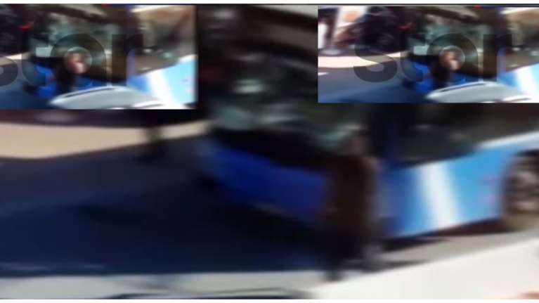 Πρωτοφανές: Η στιγμή που άνδρας σε αμόκ σπάει τα τζάμια λεωφορείου στην Αρτέμιδα φωνάζοντας &quot;θα σας σκοτώσω&quot;
