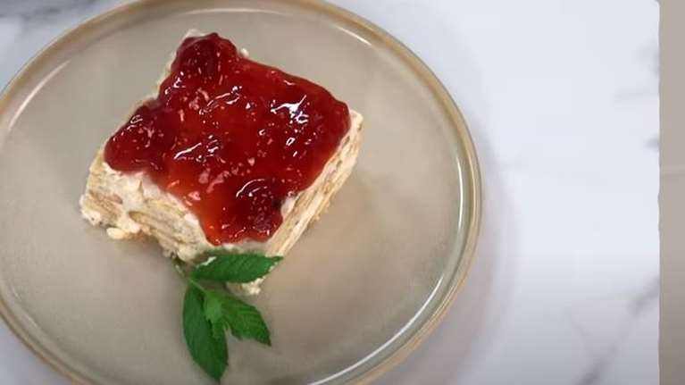 Πολύ δροσερό και ανάλαφρο μπισκοτογλυκό ψυγείου με γιαούρτι και μαρμελάδα - Ετοιμο στο 10λεπτο