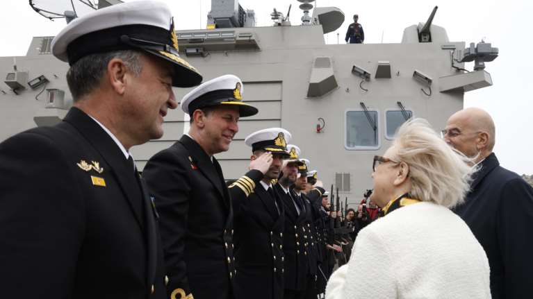 Η άφιξη Δένδια με τη Γαλλίδα υπουργό Αμυνας στην υπερσύγχρονη φρεγάτα "Κίμων" [βίντεο]