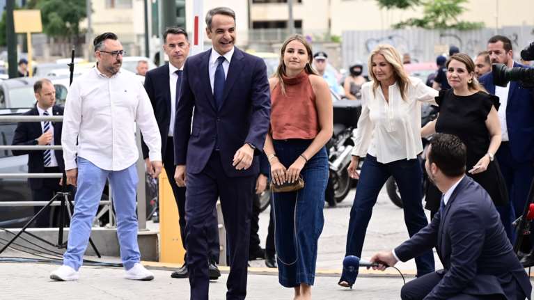 Εκλογές 2023: Έφτασε στα γραφεία της ΝΔ ο Κυριάκος Μητσοτάκης - Μαζί του η κόρη του και η Μαρέβα