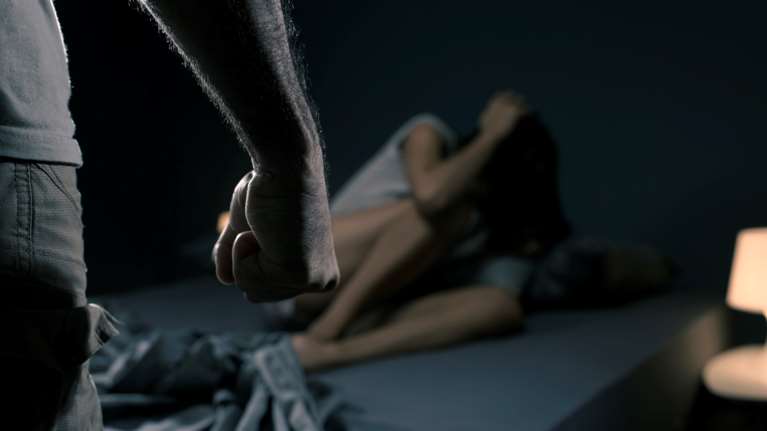 Βρετανός πρώην παίκτης του ράγκμπι υπέστη ανακοπή και πέθανε ενώ έδερνε τη σύντροφό του