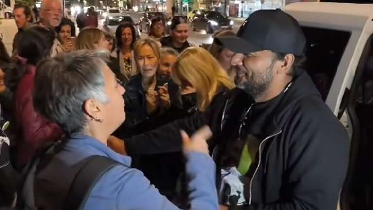 Συγκίνηση στο Σύνταγμα: Γυναίκα στάθηκε μπροστά στον Πάνο Ρούτσι και τραγούδησε τον Λεβέντη του Μίκη Θεοδωράκη [βίντεο]