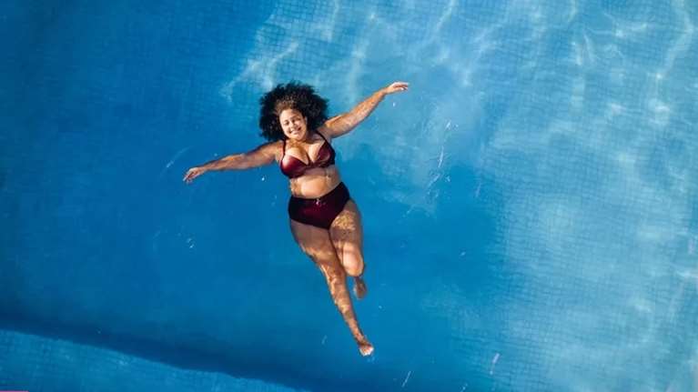 Τα plus size μαγιό που θα αναδείξουν με τον πιο κομψό τρόπο τις καμπύλες σου