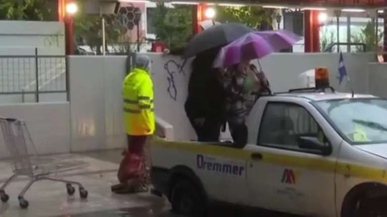 Μοσχάτο: Ο δήμος μεταφέρει σε... καρότσες κόσμο στον ΗΣΑΠ