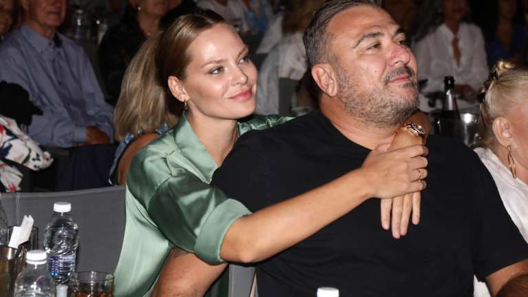 Υβόννη Μπόσνιακ: H στιλάτη εμφάνιση στο θέατρο με σατέν και crop τζιν [Εικόνες]