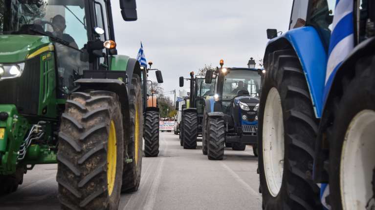 Παραμένουν στα μπλόκα οι αγρότες: Αποκλεισμοί σε τρία τελωνεία - Νέες συσκέψεις την Πέμπτη για αποφάσεις