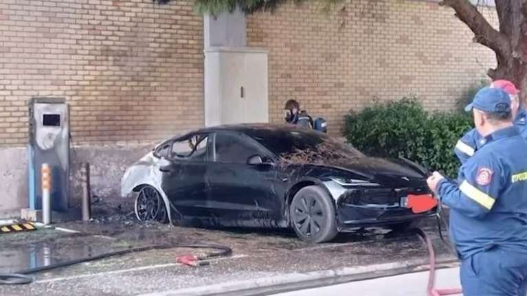 Μυστήριο με το Tesla που κάηκε στο Χαλάνδρι: Η καταγγελία του ιδιοκτήτη του για έναν άνδρα που ήταν κοντά