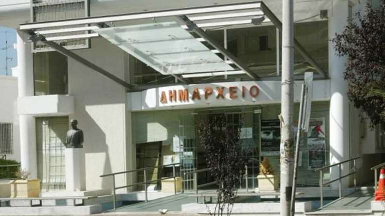 Εφοδος Ρουβίκωνα στο δημαρχείο Αγίας Παρασκευής με ιατρικές μάσκες - Πέταξαν τρικάκια υπέρ των κορονο-πάρτι