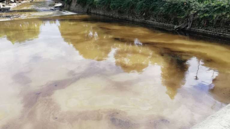 Τρίκαλα: Πετρελαιοκηλίδα στα νερά του Ληθαίου ποταμού [εικόνες]