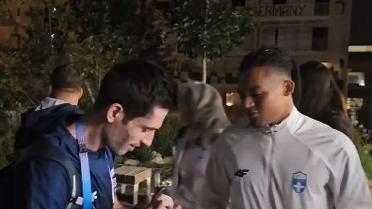 &quot;Πού είναι το μετάλλιο&quot;: Η ελληνική αποστολή υποδέχτηκε τον Τεντόγλου στο Ολυμπιακό Χωριό - Αγκαλιές και... πειράγματα [βίντεο]