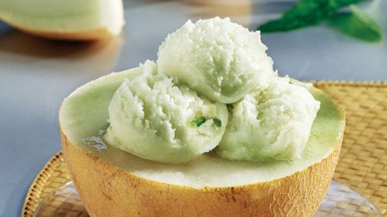 Παγωτό πεπόνι με μέλι και γιαούρτι - Ολη η δροσιά του καλοκαιριού σε τρία υλικά