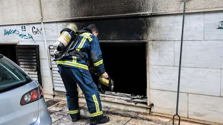 Φωτιά σε διαμέρισμα στην Πατησίων: Μεγάλη επιχείρηση, αποκλείστηκαν δρόμοι