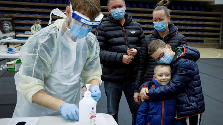 Πράσινο φως και από τη Δανία για τη χορήγηση του εμβολίου της AstraZeneca στους άνω των 65