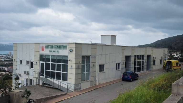 Γηροκομείο στα Χανιά: &quot;Βρήκα τη μάνα μου δεμένη σε ένα καρότσι στο υπόγειο&quot; - Σοκαριστικές νέες μαρτυρίες