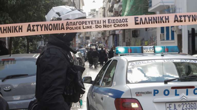 Συναγερμός στα Καμίνια: Χειροβομβίδα τυλιγμένη με χαρτοταινία σε πυλωτή πολυκατοικίας