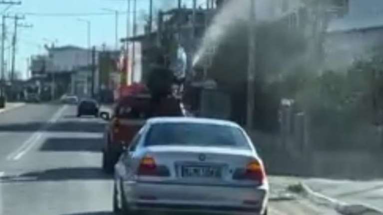 Εισαγγελική παρέμβαση  για τον παπά που έριχνε αγιασμό με τη μάνικα - [Βίντεο]