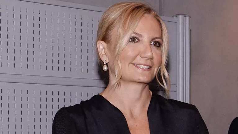 Η Μαρέβα Γκραμπόφσκι - Μητσοτάκη είναι ολόιδια η 26χρονη κόρη της χάρη στο μοντέρνο hairstyle της