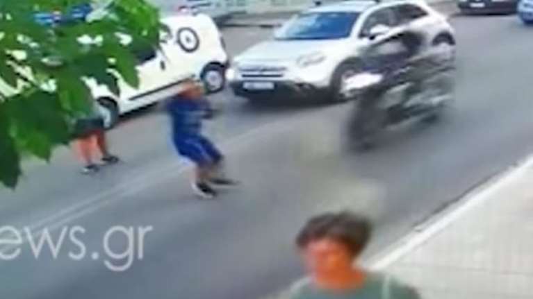 Χανιά: Μηχανάκι παρασύρει 10χρονο παιδί που πετάγεται στο δρόμο - Δραματικό βίντεο από τροχαίο [βίντεο]