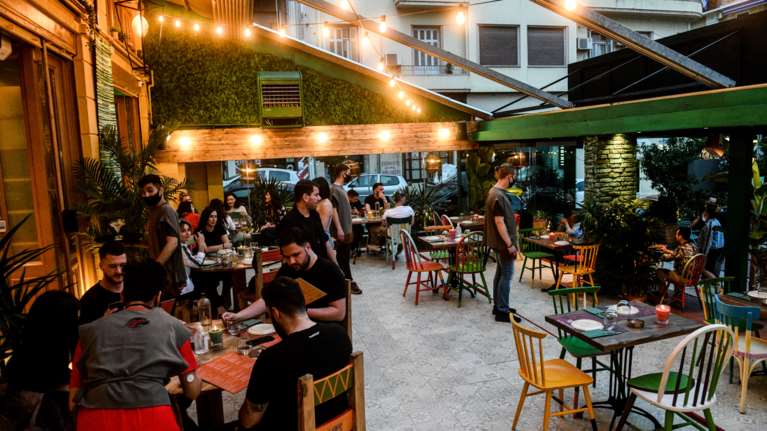 Κορονοϊός: 994 νέα κρούσματα στην Αττική και 158 στη Θεσσαλονίκη - Τι γίνεται σε άλλες κόκκινες περιοχές [Χάρτης]