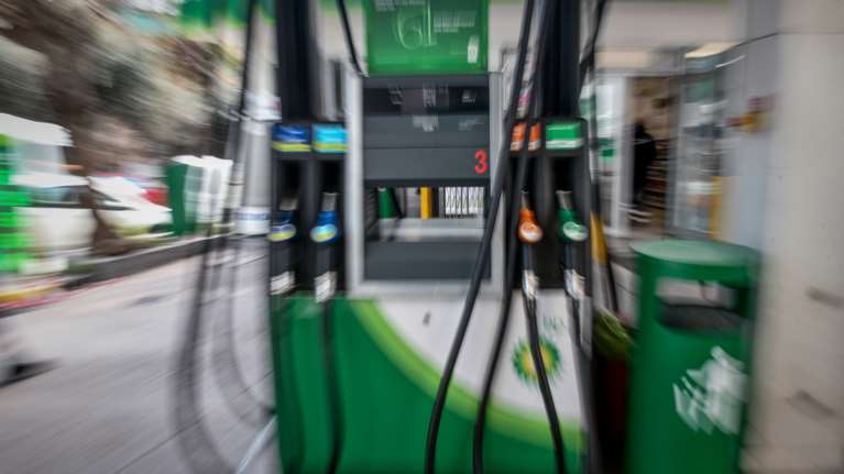 Στα ύψη ξανά οι τιμές των καυσίμων - Εσπασε το &quot;φράγμα&quot; των 2 ευρώ, πάνω από 2,3 ευρώ στα νησιά