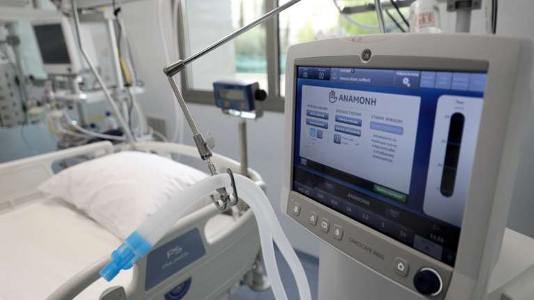 Κορονοϊός: Εξιτήριο από τη ΜΕΘ για τη 41χρονη μητέρα από τη Λαμία - Έχασε τη μάχη με τον ιό 46χρονη στη Χαλκίδα