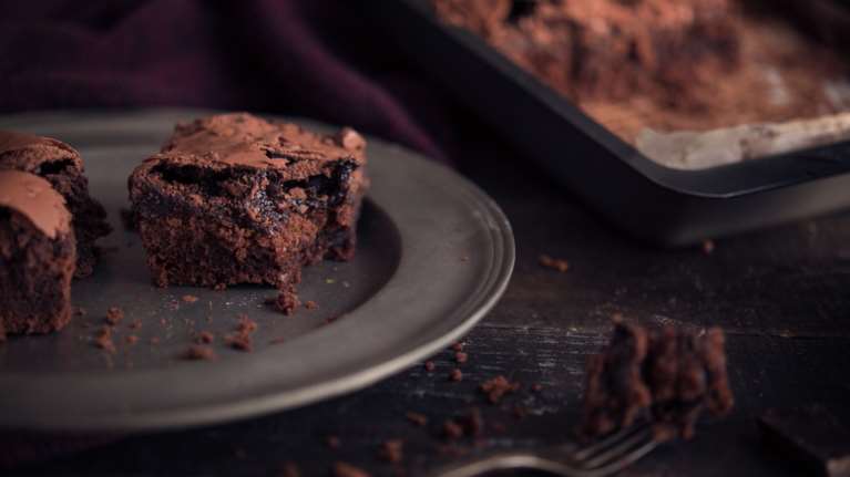 Συνταγή: Γρήγορο και αφράτο κέικ σοκολάτας μόνο με 2 υλικά - Χωρίς ζάχαρη