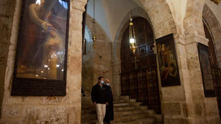 Πάσχα: Πώς θα γίνει φέτος η αφή και η μεταφορά του Αγίου Φωτός από τον Πανάγιο Τάφο