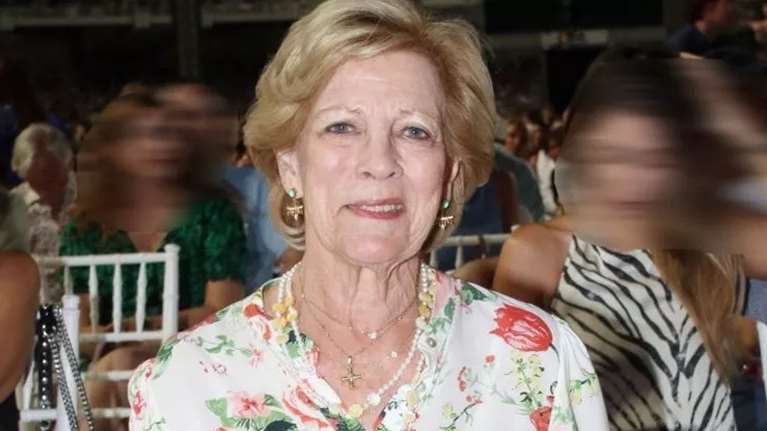 Σπάνιο κλικ της Άννας Μαρίας: Με floral headpiece στα μαλλιά και παραδοσιακή στολή