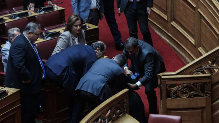 Αναστάτωση στη Βουλή: Η στιγμή που η Σοφία Βούλτεψη πέφτει από τα σκαλιά - Το σχόλιο Τσίπρα [Βίντεο]