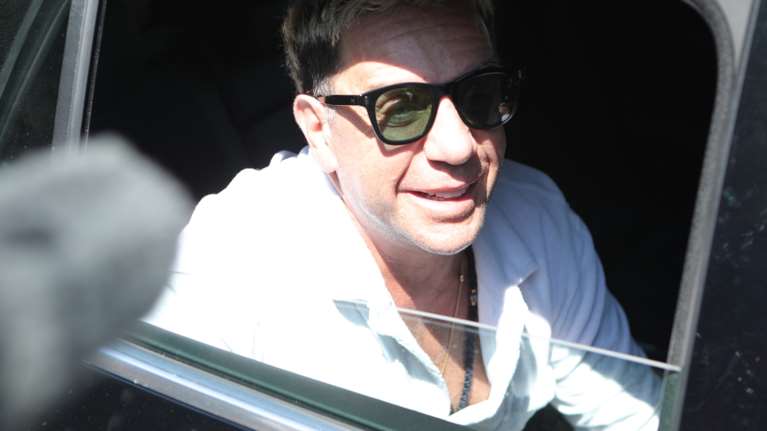 Ο Γιώργος Μαζωνάκης πήγε για κούρεμα μετά το εξιτήριο από το Δρομοκαΐτειο - Η φωτογραφία από το κομμωτήριο