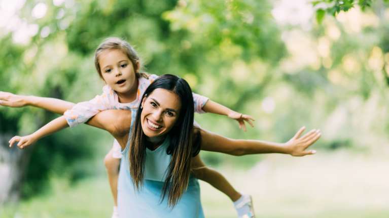 Γιατί οι μαμάδες νιώθουν περισσότερη εξάντληση τον Μάιο;