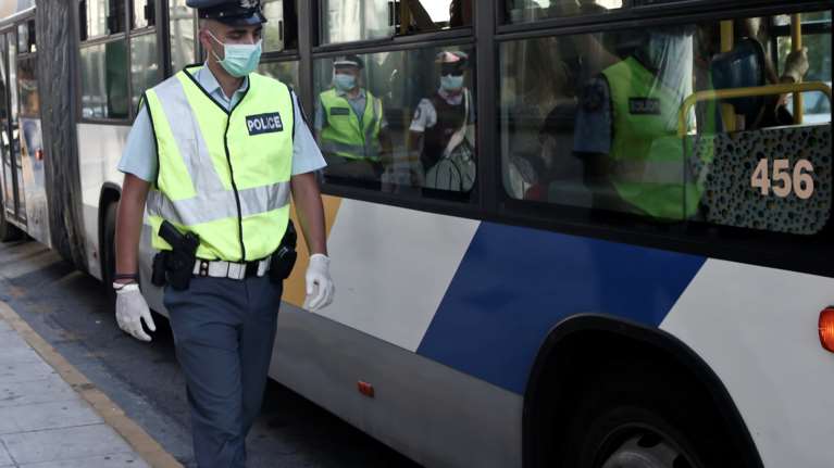 &quot;Ντου&quot; της Τροχαίας στα Μέσα Μαζικής Μεταφοράς για τις μάσκες [εικόνες]