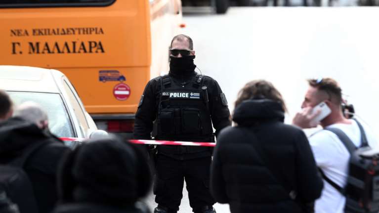 Γιώργος Καραϊβάζ: Συγκλονίζει αυτόπτης μάρτυρας - "Δεν πρόλαβε να πάρει ανάσα" - Ο εκτελεστής με το στρατιωτικό μπουφάν