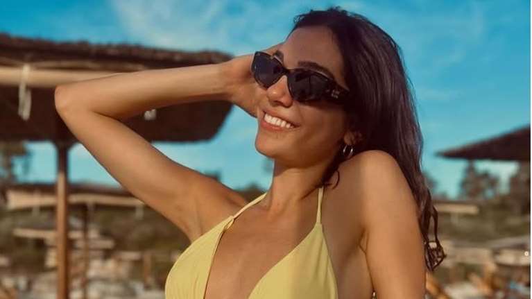 Η Μελίνα Νικολαΐδη με μπικίνι και crochet καφτάνι - Η φωτογραφία με κολλητή φίλη της