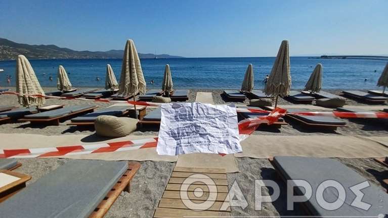 Σφράγισαν γνωστό εστιατόριο στην παραλία της Καλαμάτας- Είχε καταλάβει παράνομα την παραλία με ομπρέλες