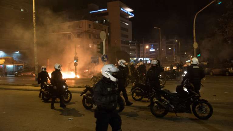 Επεισόδια στη Νέα Σμύρνη: Ο απολογισμός της ΕΛΑΣ - 5 τραυματίες αστυνομικοί και 16 συλλήψεις