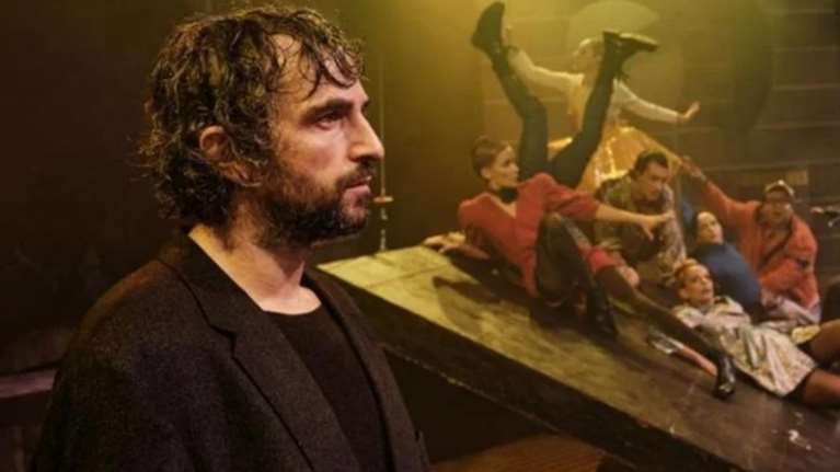 Άρης Σερβετάλης | Αυτός είναι ο αντικαταστάτης του στην παράσταση &quot;Ρινόκερος&quot;