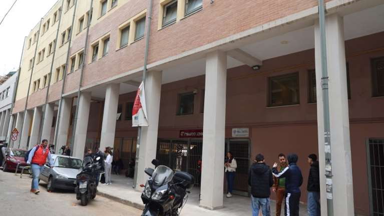 Κυψέλη: &quot;Είχε απειλήσει τον μαθητή ότι θα σκοτώσει εκείνον και την οικογένειά του&quot; - Τι λέει μαθήτρια που ήταν μπροστά στο βίαιο περιστατικό