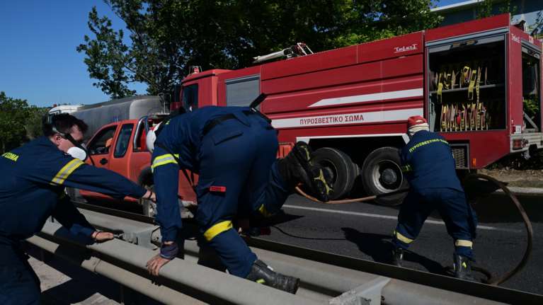 Φωτιά στη Ραφήνα: Κλείνει το λιμάνι της πόλης, κανονικά λειτουργεί το αεροδρόμιο &quot;Ελ. Βενιζέλος&quot;