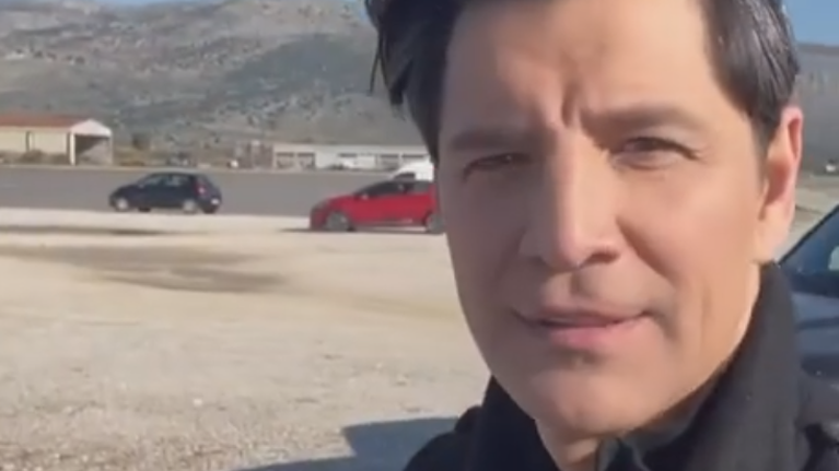 &quot;Υπεράνθρωπος&quot; ο Σάκης Ρουβάς κάνει έξοδο στο... Μεσολόγγι [Βίντεο]