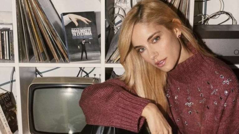 Δούκισσα Νομικού: Στολίζει το δέντρο με τους γονείς της - Η φωτογραφία από το πατρικό της