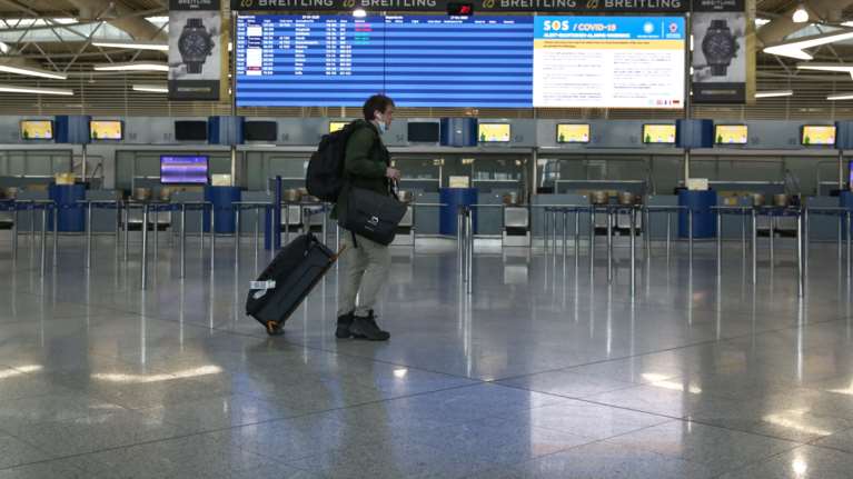 Παρατείνεται έως τέλος Μαΐου η καραντίνα 14 ημερών όσων ταξιδεύουν στην Ελλάδα αεροπορικώς