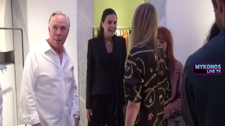 Μύκονος: Ντυμένος στα λευκά ο Tommy Hilfiger επισκέφτηκε το μαγαζί του αδικοχαμένου Τζώρτζη Μονογυιού [Βιντεο]
