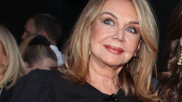 Αγάπη Πολίτη: Η κομψή εμφάνισή της λίγο πριν τον γάμο του γιου της, Παύλου Βαρδινογιάννη