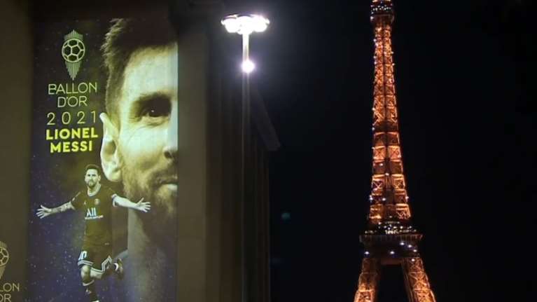 Χρυσή Μπάλα: Ο Πύργος του Άιφελ φωτίστηκε για τον λαμπερό Μέσι