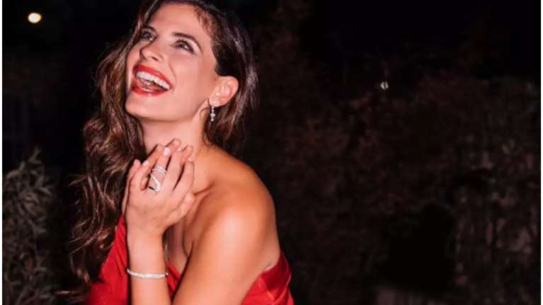 Γάμος Μελισσανίδη στο Πόρτο Ράφτη: Η Χριστίνα Μπόμπα φόρεσε το πιο εντυπωσιακό κόκκινο φόρεμα