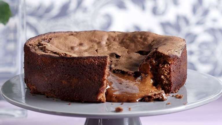 Συνταγή για υγρό κέικ με πραλίνα φουντουκιού από τον Ακη Πετρετζίκη