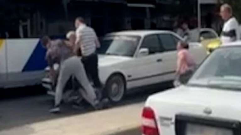 Άγριος ξυλοδαρμός ζευγαριού μέρα μεσημέρι στο Αιγάλεω: Παρέσυραν με το ΙΧ τους άνδρα - Βίντεο ντοκουμέντο