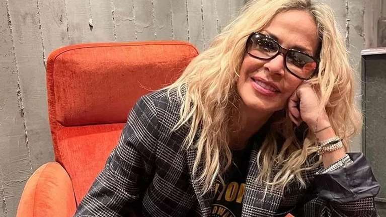 Η πιο stylish γιαγιά της Ελλάδας: Η Άννα Βίσση στο κέντρο της Αθήνας με τη Σοφία και τα δύο της εγγόνια