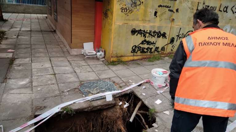 Θεσσαλονίκη: "Ανοιξε" το πεζοδρόμιο και έπεσε ξαφνικά στο κενό σε τρύπα δύο μέτρων- Τραυματίστηκε υπάλληλος καθαριότητας